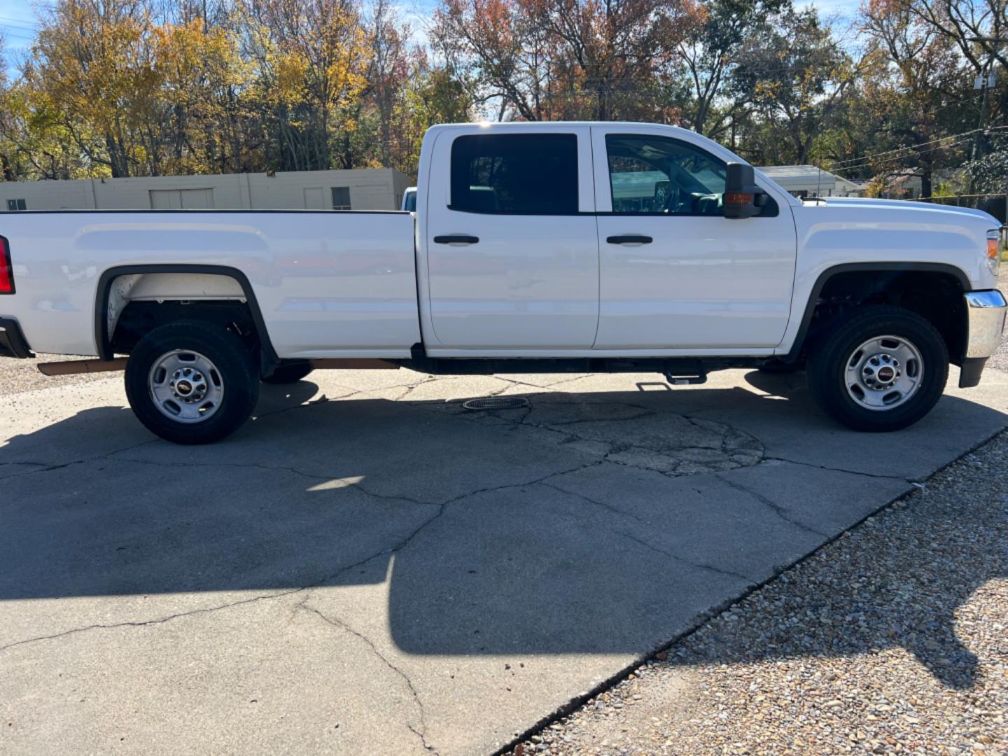 2017 White /Gray GMC Sierra 2500HD (1GT11REG3HF) with an 6.0L V8 Gas engine, 6-Speed Automatic transmission, located at 4520 Airline Hwy, Baton Rouge, LA, 70805, (225) 357-1497, 30.509325, -91.145432 - 2017 GMC Sierra 2500HD Crew Cab 6.0 V8 Gas, 8Ft Bed, 193K Miles, Power Windows, Locks & Mirrors, Cold A/C, Tow Pkg. NO IN HOUSE FINANCING. FOR INFO PLEASE CONTACT JEFF AT 225 357-1497 CHECK OUT OUR A+ RATING WITH THE BETTER BUSINESS BUREAU WE HAVE BEEN A FAMILY OWNED AND OPERATED BUSINESS AT THE S - Photo#4